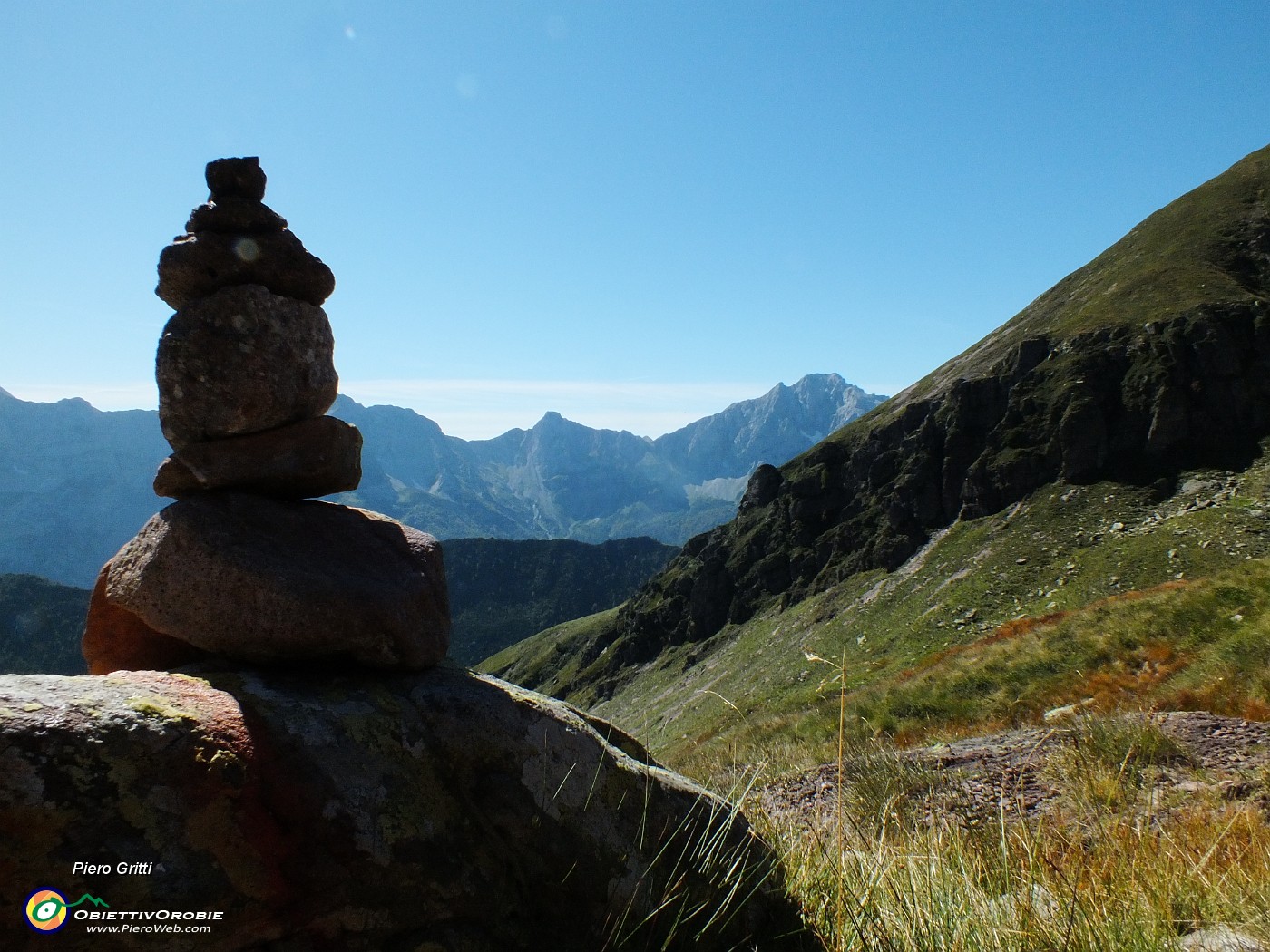 34 Sullo sfondo Pizzo Arera e Cima di Valmora.JPG